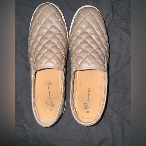 Women’s gold sneakers NWOT - Picture 1 of 2